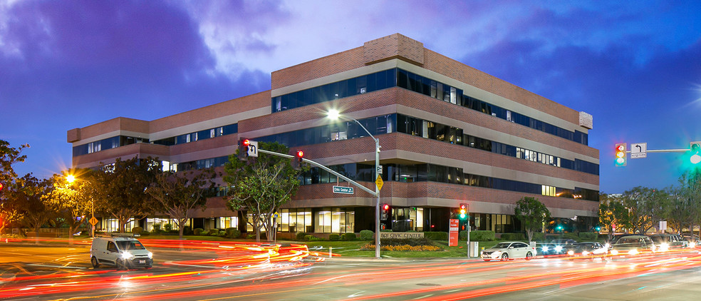 801 Civic Center Dr W, Santa Ana, CA à louer - Photo principale - Image 1 de 6