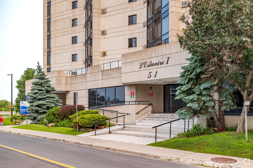 45-51 Pl Charles-Le Moyne, Longueuil, QC for sale - Building Photo - Image 2 of 3