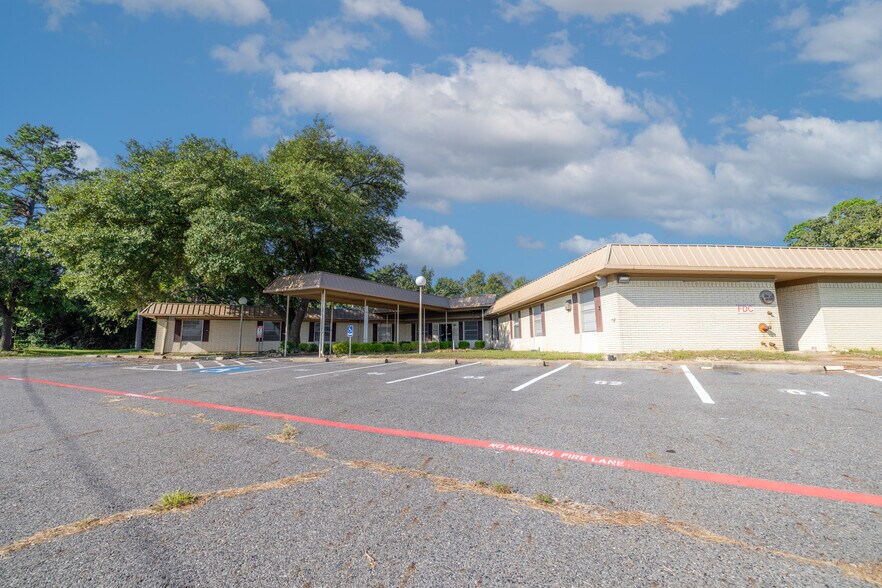 611 NW Stallings Dr, Nacogdoches, TX à vendre - Photo du bâtiment - Image 3 de 10