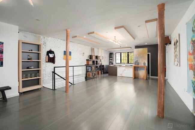 Plus de détails pour 343 Grand St, Brooklyn, NY - Local d'activités à louer