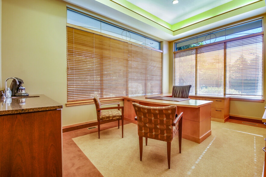 659 W Hamilton Ave, Eau Claire, WI for sale - Interior Photo - Image 3 of 56