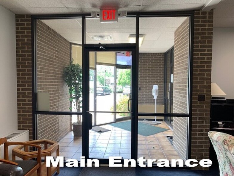 145 S Virginia St, Crystal Lake, IL for lease - Building Photo - Image 2 of 6