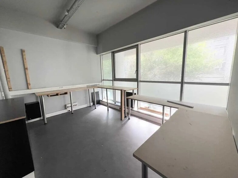 Flex in Paris for lease - Interior Photo - Image 3 of 6
