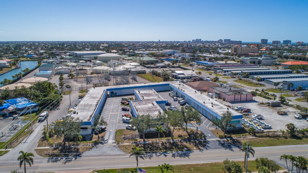 994 Barfield Dr, Marco Island, FL à vendre - Photo du bâtiment - Image 2 de 8