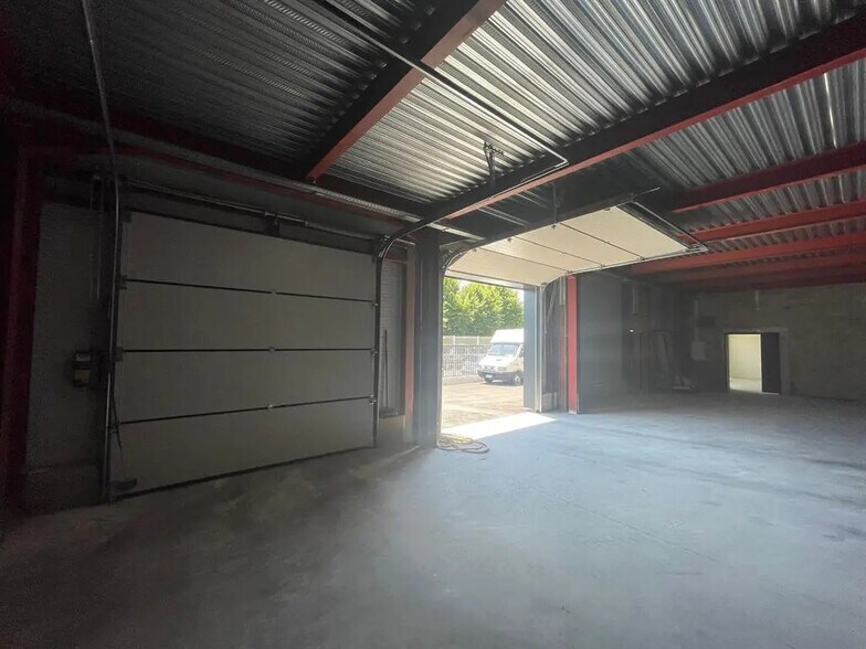 Retail in Marseille for lease - Building Photo - Image 1 of 8