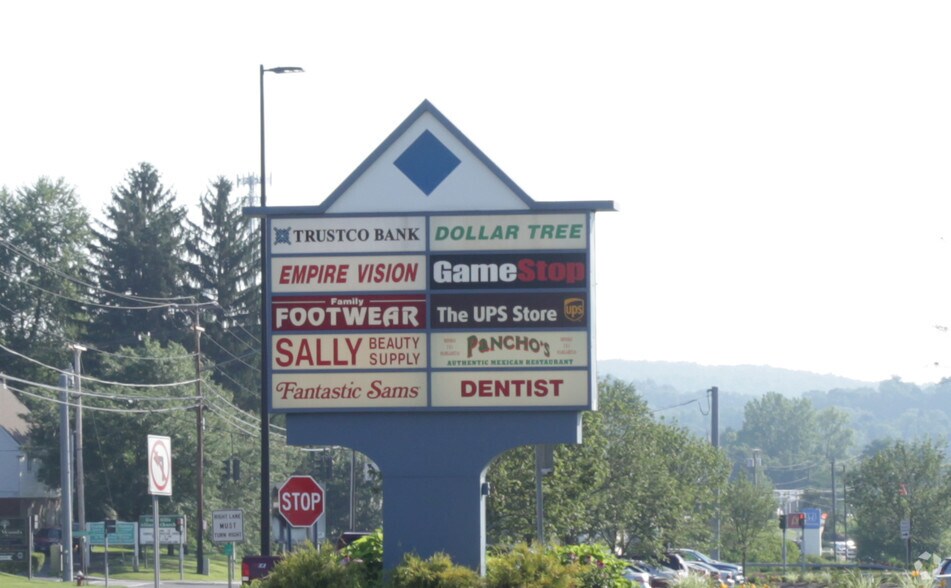 740 Hoosick Rd, Troy, NY à louer - Photo du bâtiment - Image 3 de 8