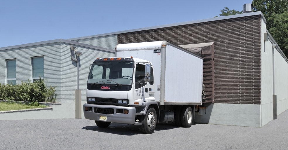 400 Meadow Ln, Carlstadt, NJ for lease - Building Photo - Image 2 of 5