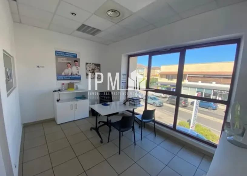 Office in Six-Fours-les-Plages for lease Interior Photo- Image 1 of 6