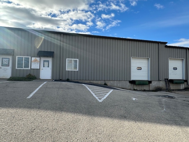 1060 Breezewood Ln, Neenah, WI for lease - Building Photo - Image 1 of 1