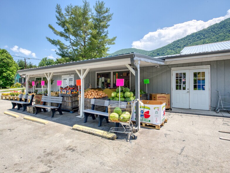 2266 Crymes Cove Rd, Waynesville, NC for sale - Building Photo - Image 2 of 21