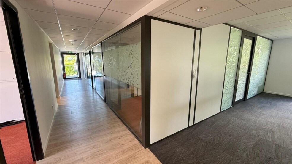 Office in Ceyzériat for lease - Interior Photo - Image 2 of 9