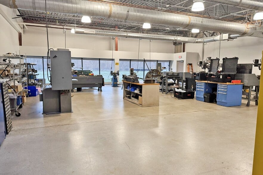 33737 W 12 Mile Rd, Farmington Hills, MI for lease - Interior Photo - Image 3 of 11