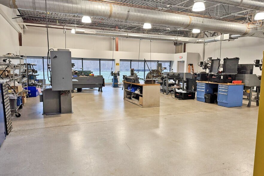 33737 W 12 Mile Rd, Farmington Hills, MI à louer - Photo intérieure - Image 3 de 11