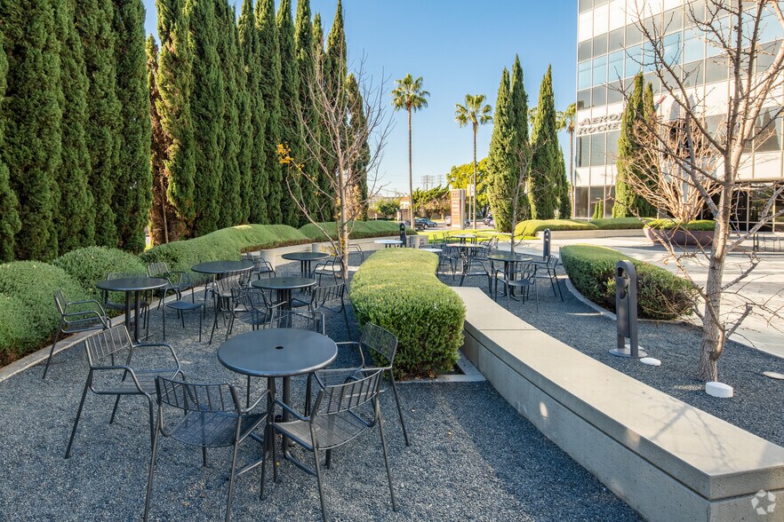 222 N Pacific Coast Hwy, El Segundo, CA à louer - Photo du bâtiment - Image 2 de 27