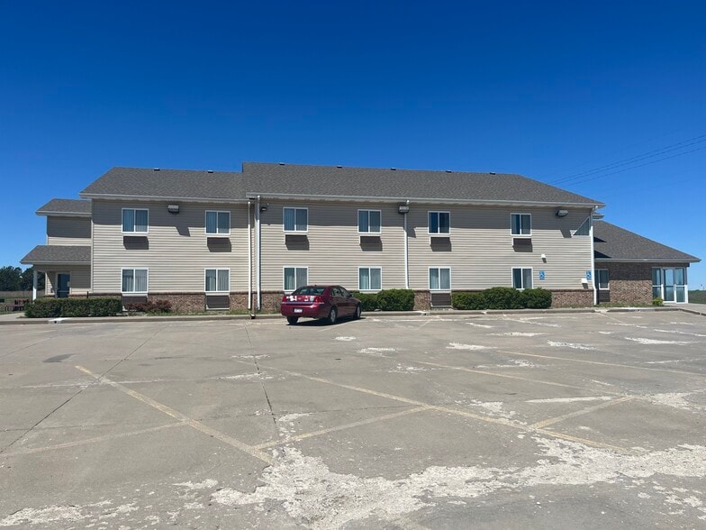 804 Western Heights Cir, Hillsboro, KS à vendre - Photo du bâtiment - Image 3 de 11