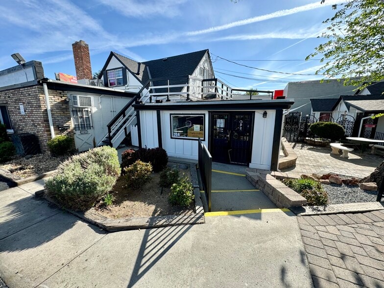 22 Hillcrest Dr, Reno, NV for lease - Building Photo - Image 3 of 19