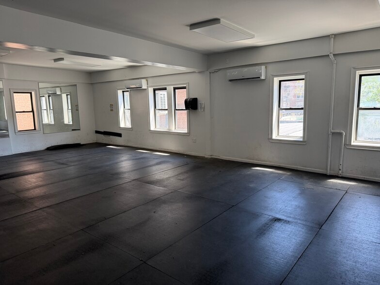 14240 Roosevelt Ave, Flushing, NY à louer - Photo du bâtiment - Image 3 de 6