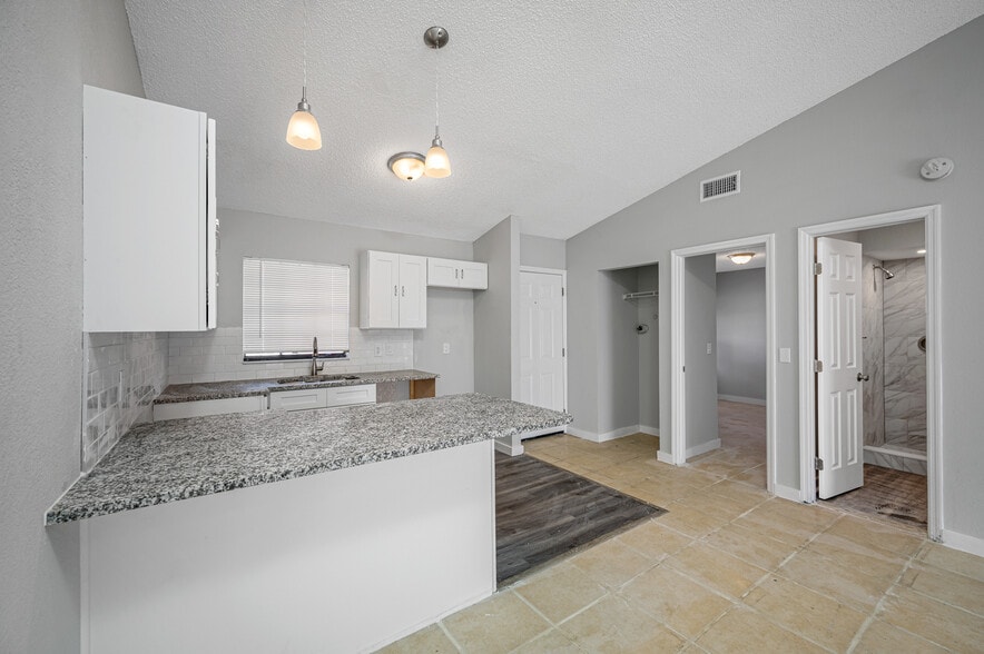 Midfield Pinellas Portfolio portfolio of 5 properties for sale on LoopNet.ca - Building Photo - Image 2 of 58