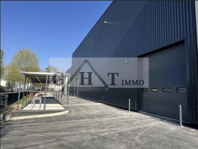 Industriel dans Villeneuve-la-Garenne à louer - Photo du bâtiment - Image 2 de 4