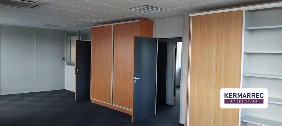 Office in Saint-Grégoire for lease - Interior Photo - Image 2 of 2