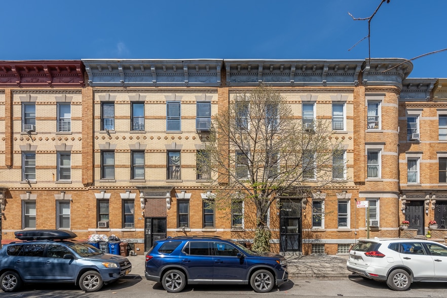 Astoria 3 Building Multifamily | 18 Unit portefeuille de 3 propriétés à vendre sur LoopNet.ca - Photo du bâtiment - Image 1 de 21