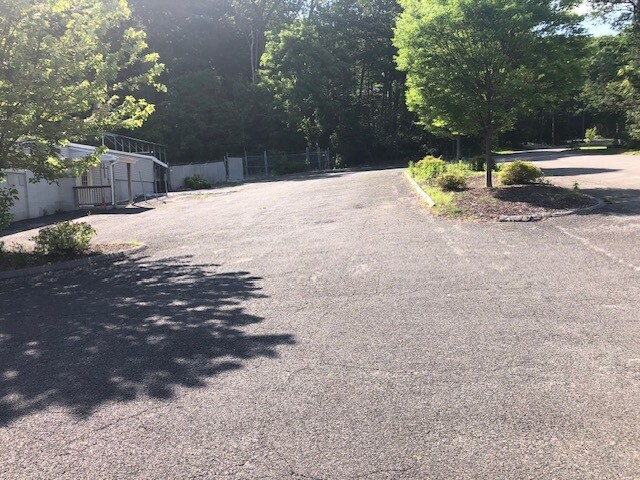 2407 Winsted Rd, Torrington, CT à vendre - Photo du bâtiment - Image 2 de 3