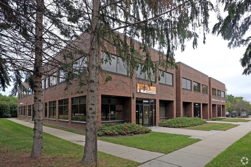 2520 St Laurent Blvd, Ottawa, ON à louer - Photo du bâtiment - Image 2 de 7