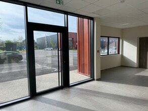 12 Rue De L'Equerre, Saint-Ouen-l'Aumône for lease Interior Photo- Image 1 of 14