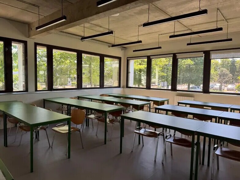 Office in Bordeaux for lease - Interior Photo - Image 1 of 5