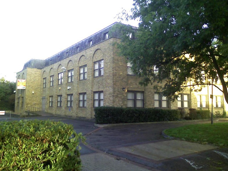 Hanworth Rd, Feltham à louer - Photo du bâtiment - Image 2 de 6