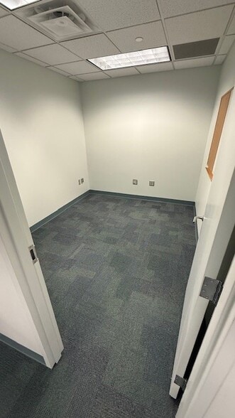 2400 Reading Rd, Cincinnati, OH for lease - Building Photo - Image 3 of 9