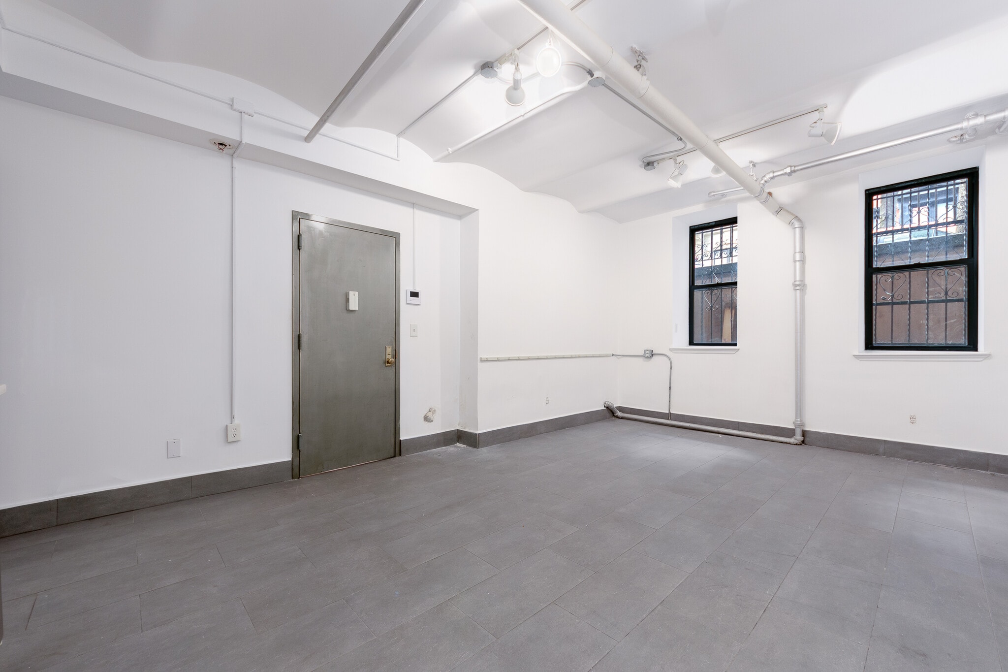 255 W 22nd St, New York, NY for lease Interior Photo- Image 1 of 5