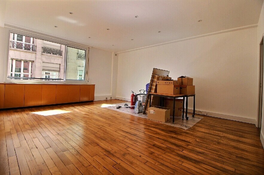 Office in Paris for lease - Interior Photo - Image 2 of 5
