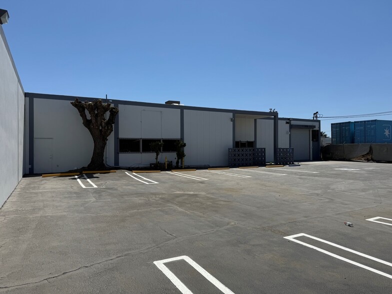 210 W 131th St, Los Angeles, CA for lease - Building Photo - Image 3 of 7
