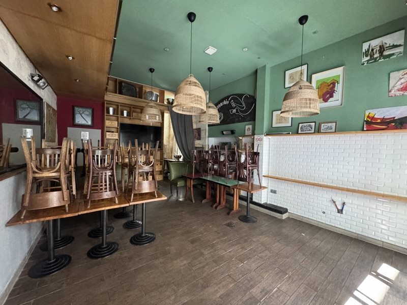 Retail in Bordeaux for sale Interior Photo- Image 1 of 9