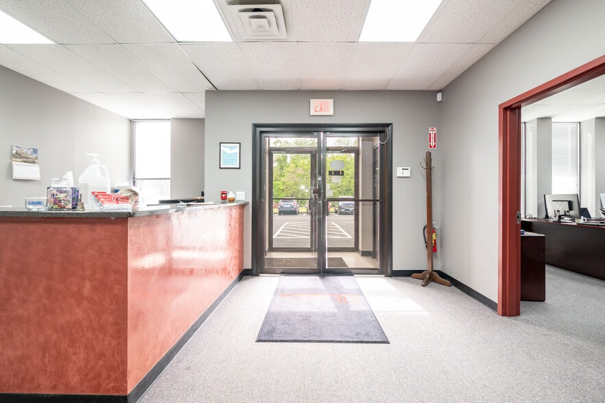 61 Commerce Rd, Brookfield, CT for lease - Interior Photo - Image 2 of 14