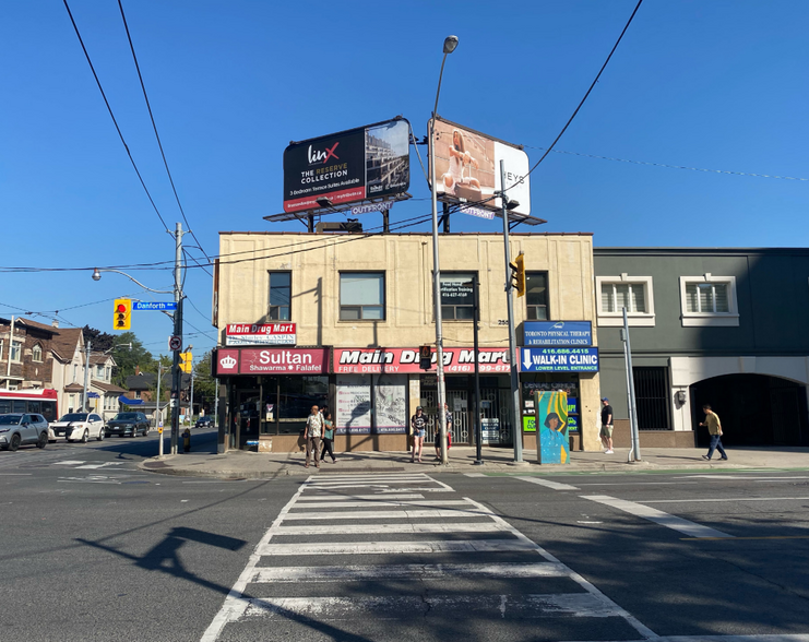 2558 Danforth Av, Toronto, ON à louer - Photo du b timent - Image 1 de 1