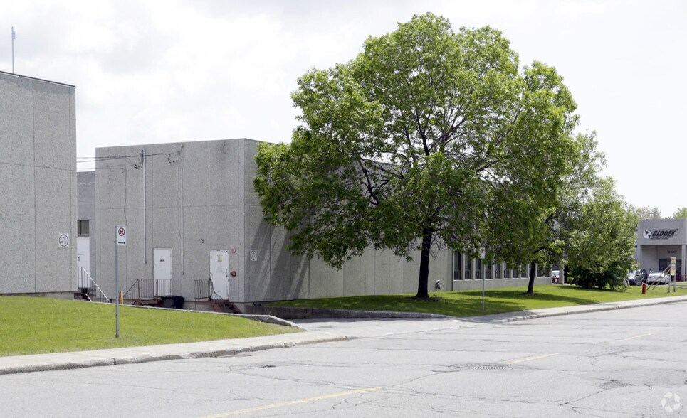 2305-2329 Rue Guénette, Saint-Laurent, QC à vendre - Photo du bâtiment - Image 3 de 32