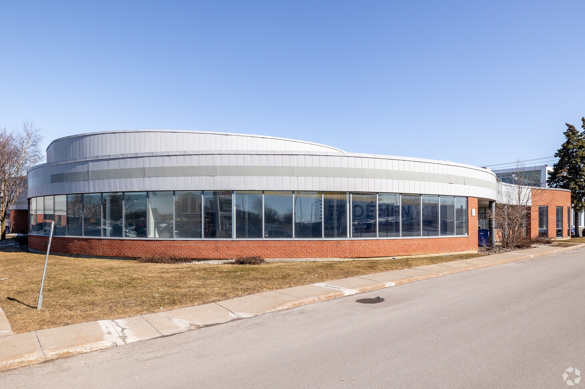 2519-3300 Blvd Chomedey, Laval, QC for lease Primary Photo- Image 1 of 5