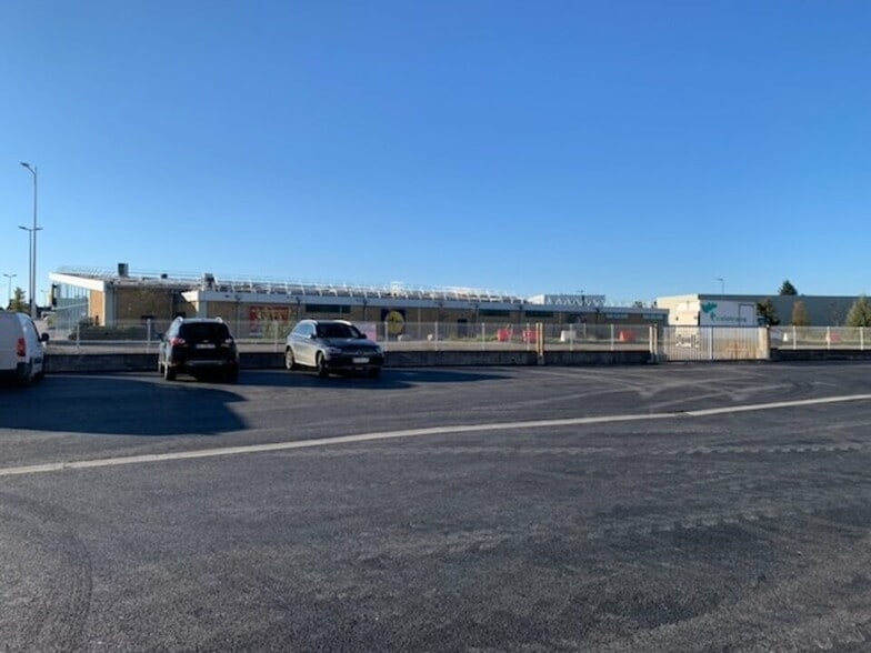Retail in Châteaurenard for lease - Building Photo - Image 3 of 8
