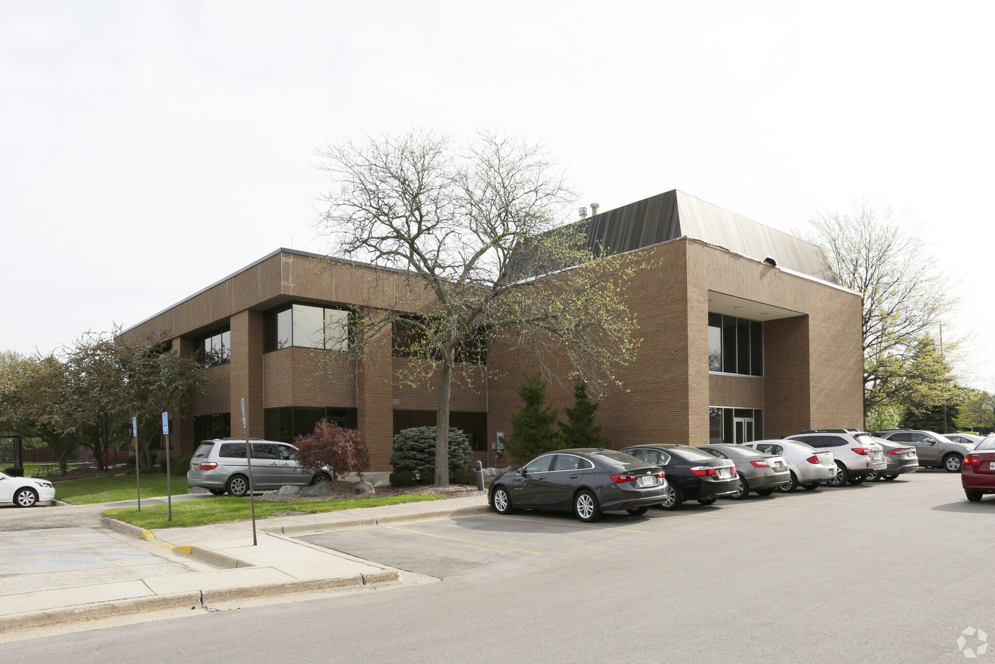 3949 Sparks Dr SE, Grand Rapids, MI for lease Primary Photo- Image 1 of 2