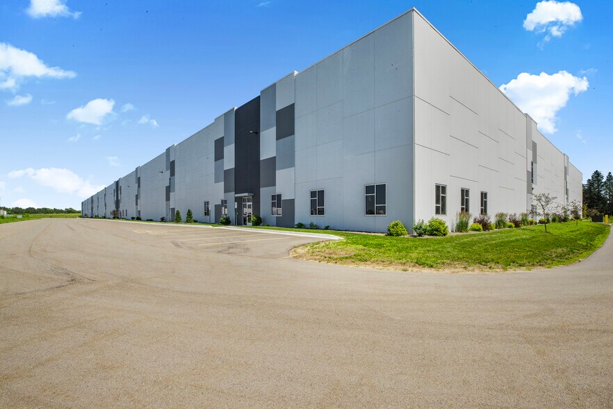 24610 County Road 75, Saint Augusta, MN à vendre - Photo du bâtiment - Image 2 de 15