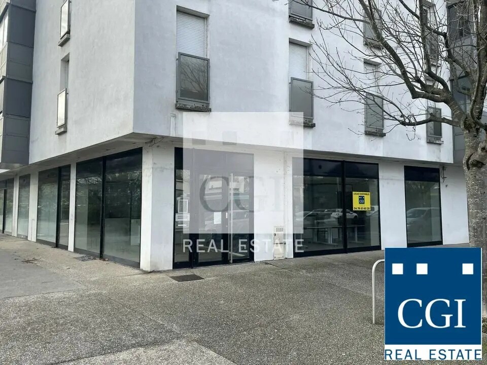 Retail in Échirolles for lease Building Photo- Image 1 of 10