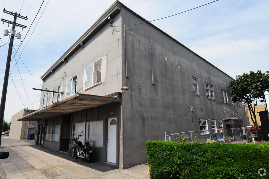 211 Pine St, Kelso, WA à louer - Photo du bâtiment - Image 3 de 12