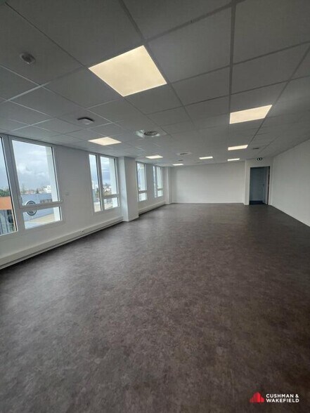 Office in Villenave-d'Ornon for lease - Interior Photo - Image 3 of 7