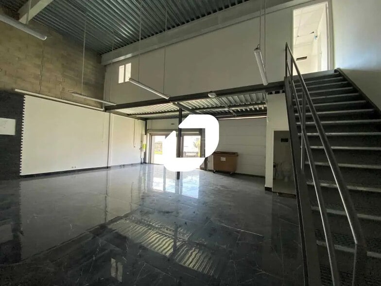 Office in Villeneuve-la-Garenne for lease - Building Photo - Image 2 of 12