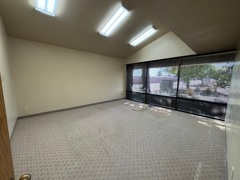 2019 Westwind Dr, Bakersfield, CA à vendre - Photo intérieure - Image 3 de 16