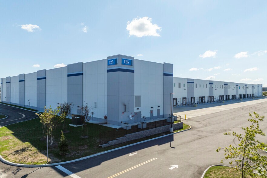 125 New South Rd, Hicksville, NY à louer - Photo du bâtiment - Image 3 de 14
