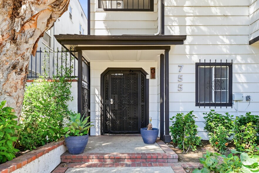 755 Gaviota Ave, Long Beach, CA à vendre - Photo du bâtiment - Image 3 de 15