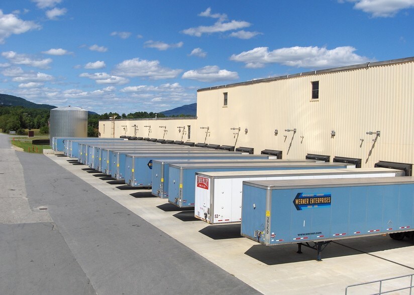 36 Precision Dr, North Springfield, VT à louer - Photo du bâtiment - Image 2 de 7